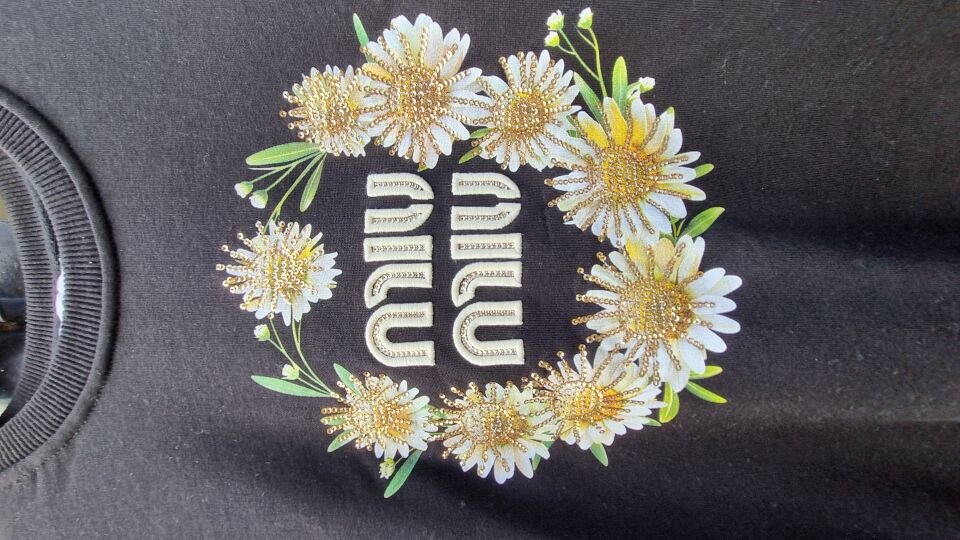 Siyah üzerine çicek desenli sweatshirts