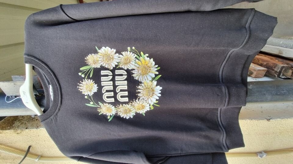 Siyah üzerine çicek desenli sweatshirts