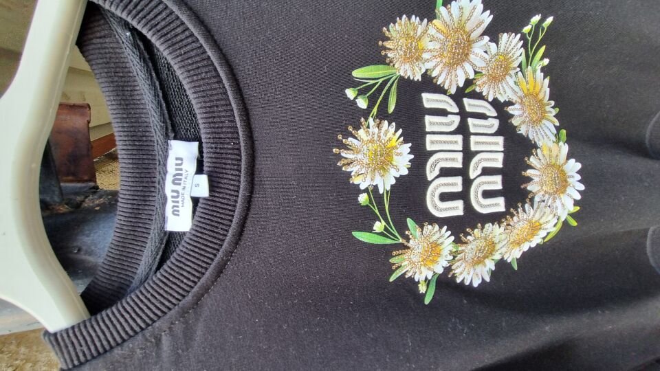 Siyah üzerine çicek desenli sweatshirts