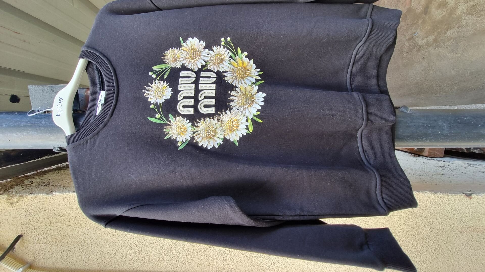 Siyah üzerine çicek desenli sweatshirts